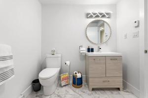 Et badeværelse på Beautiful 1 bedroom apartment - private entrance
