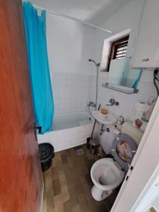 y baño con aseo, lavabo y bañera. en Apartments with a parking space Orebic, Peljesac - 20250, en Orebić
