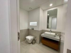 Koupelna v ubytování Dar Vacation- Modern 1BDR Apartment Jumeirah View