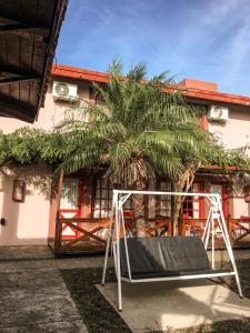 uma rede em frente a uma casa com uma palmeira em LOS ALAMOS em Federación