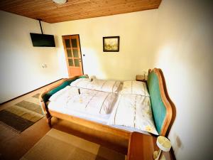 ein Schlafzimmer mit einem Bett in einem Zimmer in der Unterkunft Penzión Hrubjak in Oravská Polhora