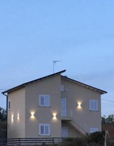 un edificio con luces en el lateral. en VILLA BORGHESE, en Racalmuto