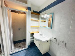 uma casa de banho com um lavatório e um chuveiro em Casa Silvia - Immobilevante em Ponza