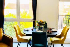comedor con mesa, sillas y ventana en Luxury à 10mn du Centre de Paris & Free Parking en Vitry-sur-Seine