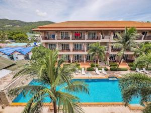 Nathon BayにあるSuite with Pool View in Chawengのプールのあるリゾートの航空写真