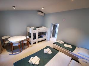 Een stapelbed of stapelbedden in een kamer bij Morski gaj Resort 