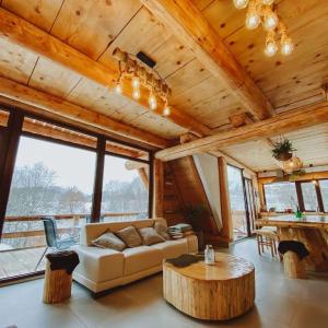 a living room with a couch and a table at Aframehouse in Şurdeşti