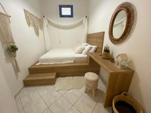 A bed or beds in a room at Escape In Blue