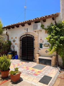 een gebouw met een poort met een bad erin bij Casa Claudia in Marsala