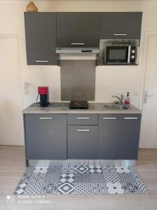 a kitchen with a sink and a microwave at CHARMANT & PRATIQUE, 2 Pièces/4 Pers à 15 min de Paris et Versailles in Ville-dʼAvray