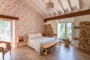 um quarto com uma cama e duas janelas em Villa Colasa, casa rústica con encanto en Selaya em Selaya