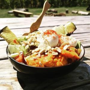 uma tigela de comida com ovos e vegetais numa mesa em Pourgues em Le Fossat