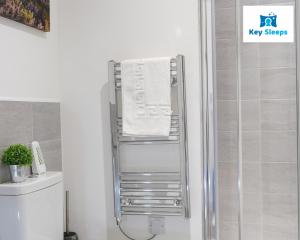 een handdoekenrek in een badkamer met een douche bij Keysleeps Studio Apartment - Northamptonshire - Leisure & Contractors in Northampton