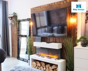 sala de estar con TV y chimenea en Keysleeps Studio Apartment - Northamptonshire - Leisure & Contractors en Northampton