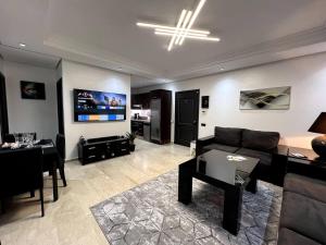 TV a/nebo společenská místnost v ubytování Luxury apartment in center of gueliz