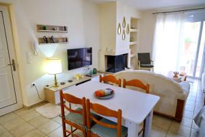 sala de estar con mesa blanca y sillas en Fou's apartment en Nafpaktos
