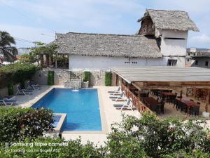 a swimming pool in front of a building at Hotel La Vista in Canoa