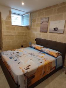 1 dormitorio con 1 cama grande en una habitación en CIVICO 33, en Bisceglie
