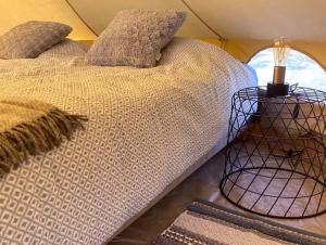 a bedroom with a bed and a lamp on a table at Osensjøen Camping in Valmen