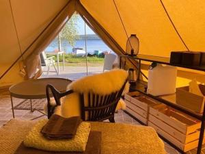 Posezení v ubytování Osensjøen Camping