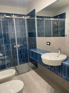 een badkamer met een toilet, een wastafel en een douche bij La Suite del Centro Storico in Napels