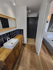 a bathroom with a sink and a bath tub at Grande villa luxueuse face à la réserve Cousteau et ses tortues in Bouillante