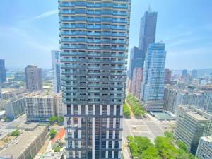 un edificio alto en medio de una ciudad en Kaohsiung Morning Homestay, en Kaohsiung