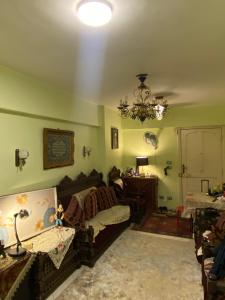 - un salon avec un canapé et un lustre dans l'établissement Alex stay INN, à Alexandrie