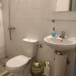 ein Badezimmer mit Toilette und Waschbecken in der Unterkunft One bedroom apartment in Tazacorte in Tazacorte