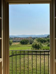 een raam met uitzicht op een veld bij Vittoria Apartment in Serravalle Scrivia