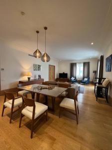 - un salon avec une table à manger et des chaises dans l'établissement Porto Montenegro - Residence Tara, à Tivat