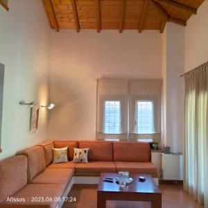 A seating area at Villas On The Rock Afissos