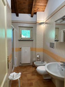 A bathroom at Vittoria Apartment Még 14 kép