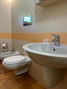 A bathroom at Vittoria Apartment