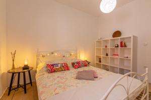 1 dormitorio con 1 cama con 2 almohadas y mesa en Authentic stone house Rustica near Makarska Riviera en Lovreć