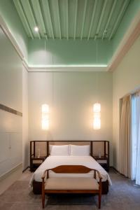 een slaapkamer met 2 bedden en een groen plafond bij The Earth Amritsar, Trademark Collection by Wyndham in Amritsar