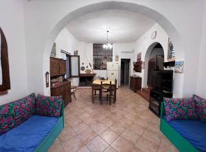 ein Wohnzimmer mit 2 Sofas und einem Esszimmer in der Unterkunft La Babbaiola di Torre delle Stelle in Torre delle Stelle