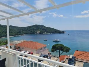 una vista sull'acqua dal balcone di una casa di Apartments Pavlić a Saplunara