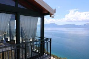 - Balcón con vistas al agua en Galeb Bed and Breakfast, en Baćina