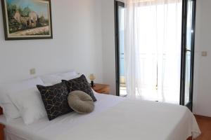 1 dormitorio con cama blanca y ventana grande en Galeb Bed and Breakfast, en Baćina