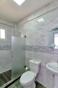 een badkamer met een toilet en een wastafel bij Sun Express Hotel in Pueblo Bávaro