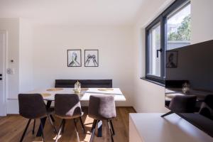 uma sala de jantar com mesa e cadeiras em Moderne Wohnung mit Terrasse em Innsbruck