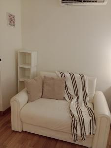 un sofá blanco con almohadas en una habitación en Excelente Monoambiente Monito 15 en La Plata