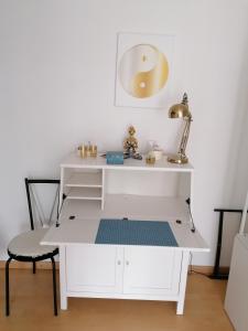 Saint-Vivien-de-MédocMaisonnette de charme entre plages et estuaire的一张带灯和椅子的白色书桌