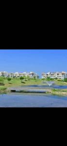uma vista para um rio com edifícios ao fundo em Marina golf em Asilah