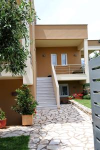 una casa con una escalera delante de ella en Fou's apartment en Nafpaktos