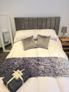 łóżko z krzyżem na górze w obiekcie Homestay by BIC Oates 4 w mieście Dewsbury