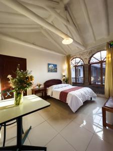 1 dormitorio con 1 cama y 1 mesa en una habitación en Hotel Cusco Plaza Saphi, en Cusco