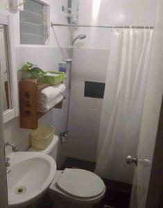 Vannituba majutusasutuses Entire Unit Fully Air-conditioned with Hi-Speed WiFi