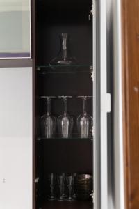 カパンノリにあるLA CASA DI DEBBY parcheggio wi-fi , aria condizionata gratuitiの棚に座る眼鏡